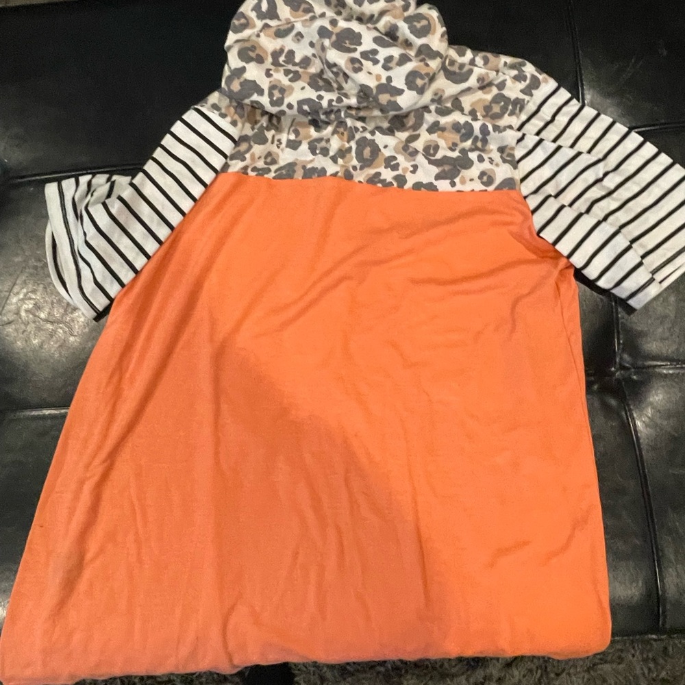 Woman’s peach on the bottom Chita hoodie short sleeve 1/4 zip shirt.